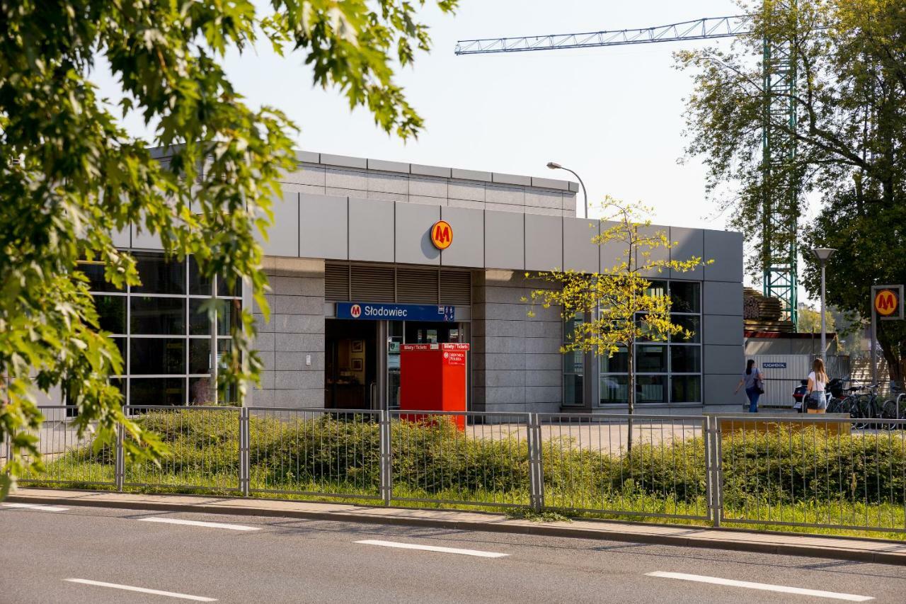Klimatyczne Studio Metro Slodowiec ワルシャワ エクステリア 写真